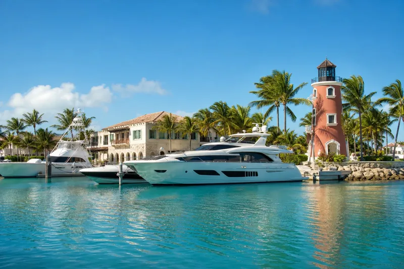Marina Cap Cana con yates y restaurantes frente al mar